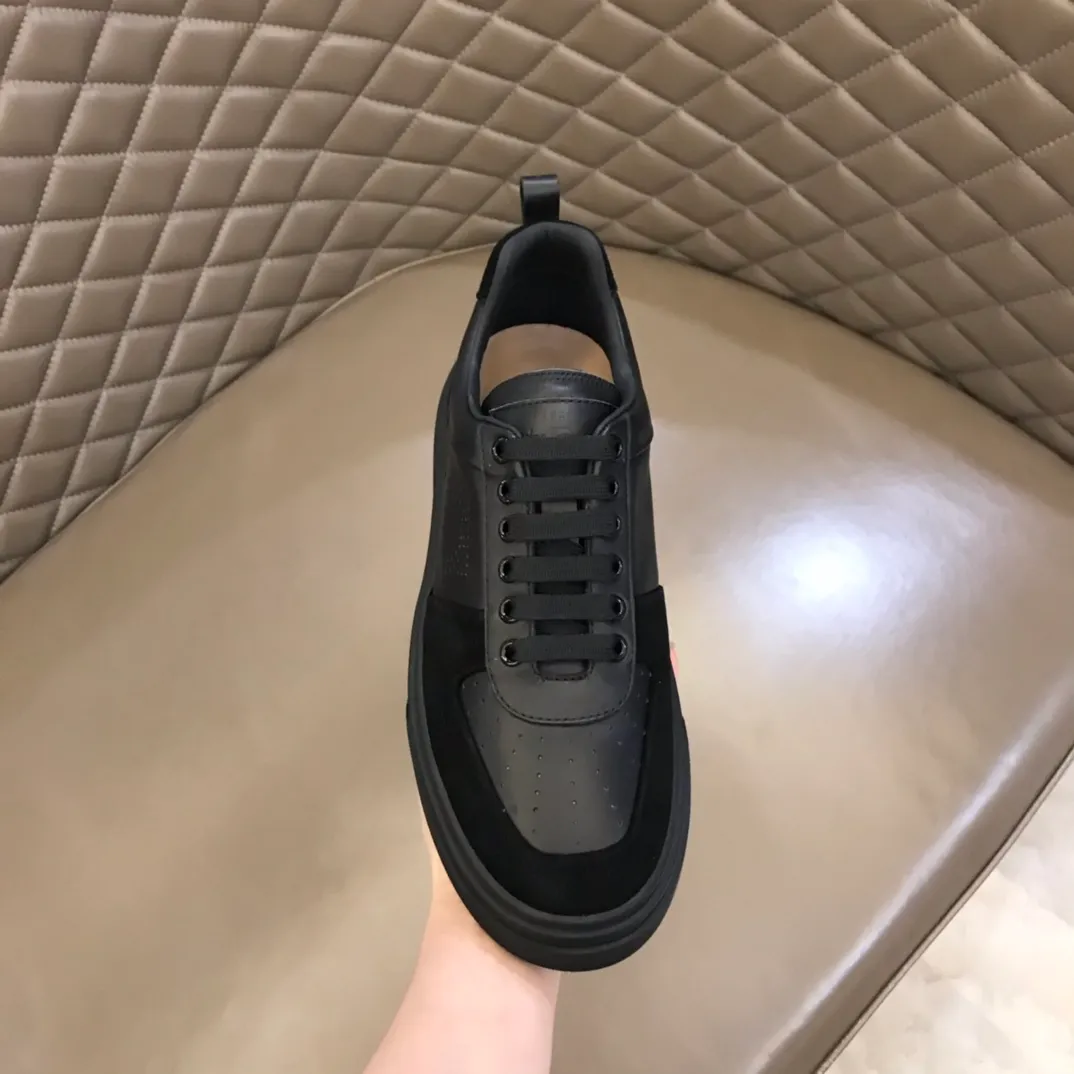 p420 "Salvatore Ferraga**" men's low-cut fashion sneakers. This casual shoe has a novel structure and is made of soft calfskin. The contrasting color elements on the upper highlight the bold and avant-garde atmosphere. The first-layer cowhide lining is high-end and comfortable. Energetic and fresh, these shoes can be worn with casual looks or add a touch of street style to elegant trousers.  Size: 38-44